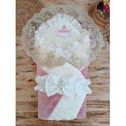 Yenidoğan Wool Yün Kumaş Taç Nakışlı Güpür Duvaklı Fiyonk Prizma Taş Unisex Kundak Bebek Battaniyesi Yenidoğan Wool Yün Kumaş Taç Nakışlı Güpür Duvaklı Fiyonk Prizma Taş Unisex Kundak Bebek Battaniyesi