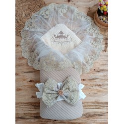 Yenidoğan Kuzulu Taç Nakış Güpürlü Fiyonklu Duvaklı Prizma Taş Unisex Kundak Bebek Battaniyesi